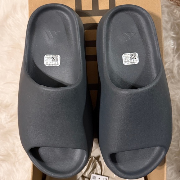 Yeezy slides - Picture 2 of 4